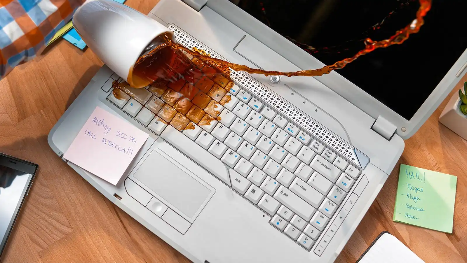 اگر بر روی لپ تاپ آب یا قهوه ریخت چیکار کنیم؟